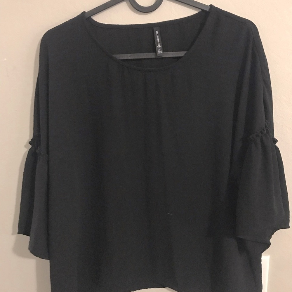 Black shirt with 3/4 loose sleeves